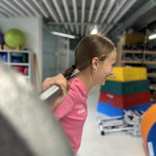 Mädchen beim Krafttraining