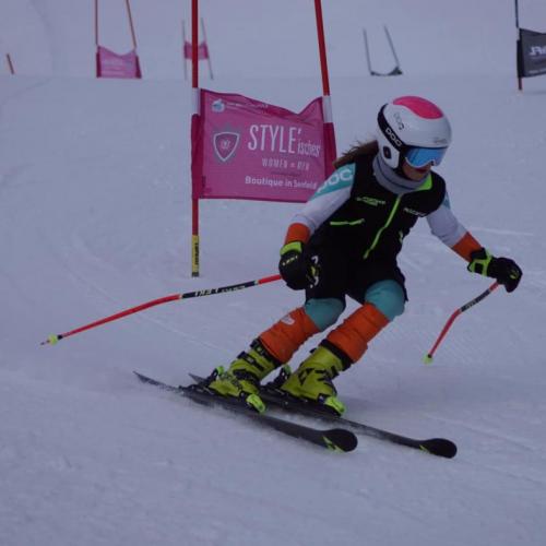 Mädchen auf Ski